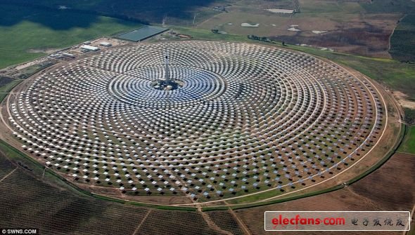 巨幅艺术作品:位于塞维利亚市附近的吉马太阳能电站由2650块镜面面板构成,总共占地面积达185公顷(约合185万平方米)。