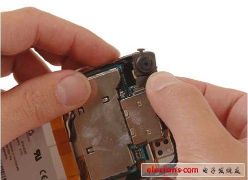 移开听筒上方的相机。很遗憾,到这里我们还没有看到任何软件设置,有的只是一些简单的操作