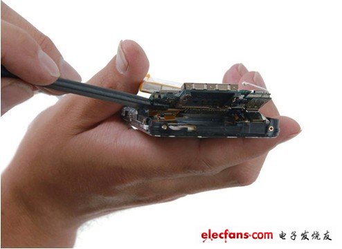 拆掉逻辑板,我们发现在其下面有三个连接器,分别是:扬声器、触摸感应器和显示屏连接线。断开图中左边的两个连接器