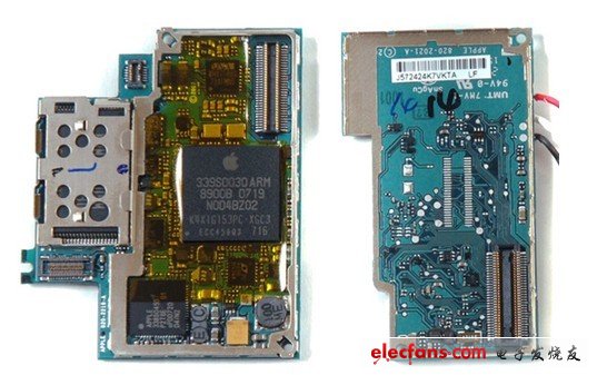 经过深入研究,我们终于找到了安全地分离逻辑板的方法。左边版金属保护层下面是三星型号为K9MCGD8U5M的芯片,4G版本上面的芯片型号则是K9HBG08U1M