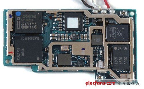 底部中心那个看起来很模糊的芯片实际上有MARVELL, W8686B13, 702AUUP.这些文字在其上面。这是Marvell